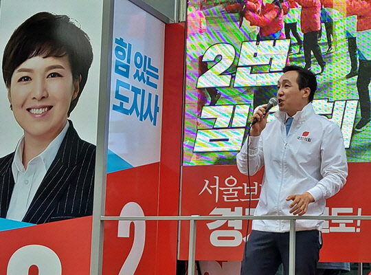지난 2022년 5월말, 6·1 지방선거 김은혜 국민의힘 경기도지사 후보(현 대통령실 홍보수석)의 선거 유세 차량에 오른 김민수 전 경기 성남분당을 당협위원장이 김은혜 후보를 지지해달라는 내용의 연설을 하고 있다. <김민수 전 당협위원장 페이스북 사진 갈무리>